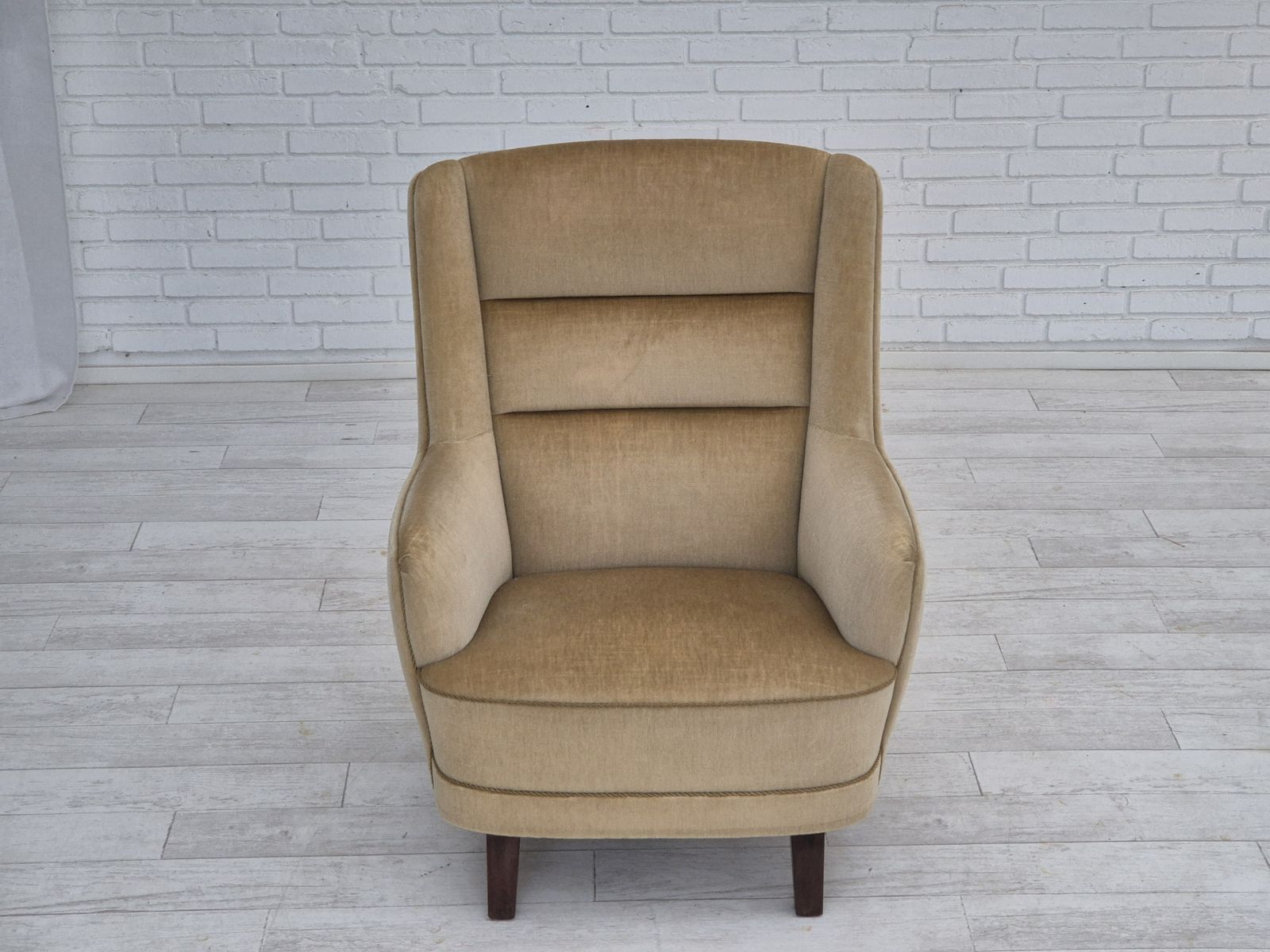Meubels Jaren 1970, Deense Fauteuil Met Hoge Rugleuning, Meubilairvelours. photo