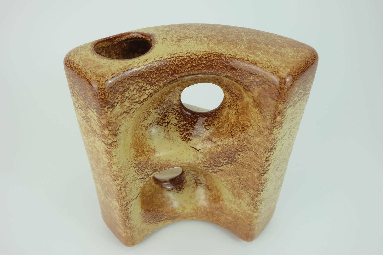 Very Beautiful Sculptural Bertoncello Italy Ceramic Vase Roberto Rigon 1970s Model 911 photo vinterior