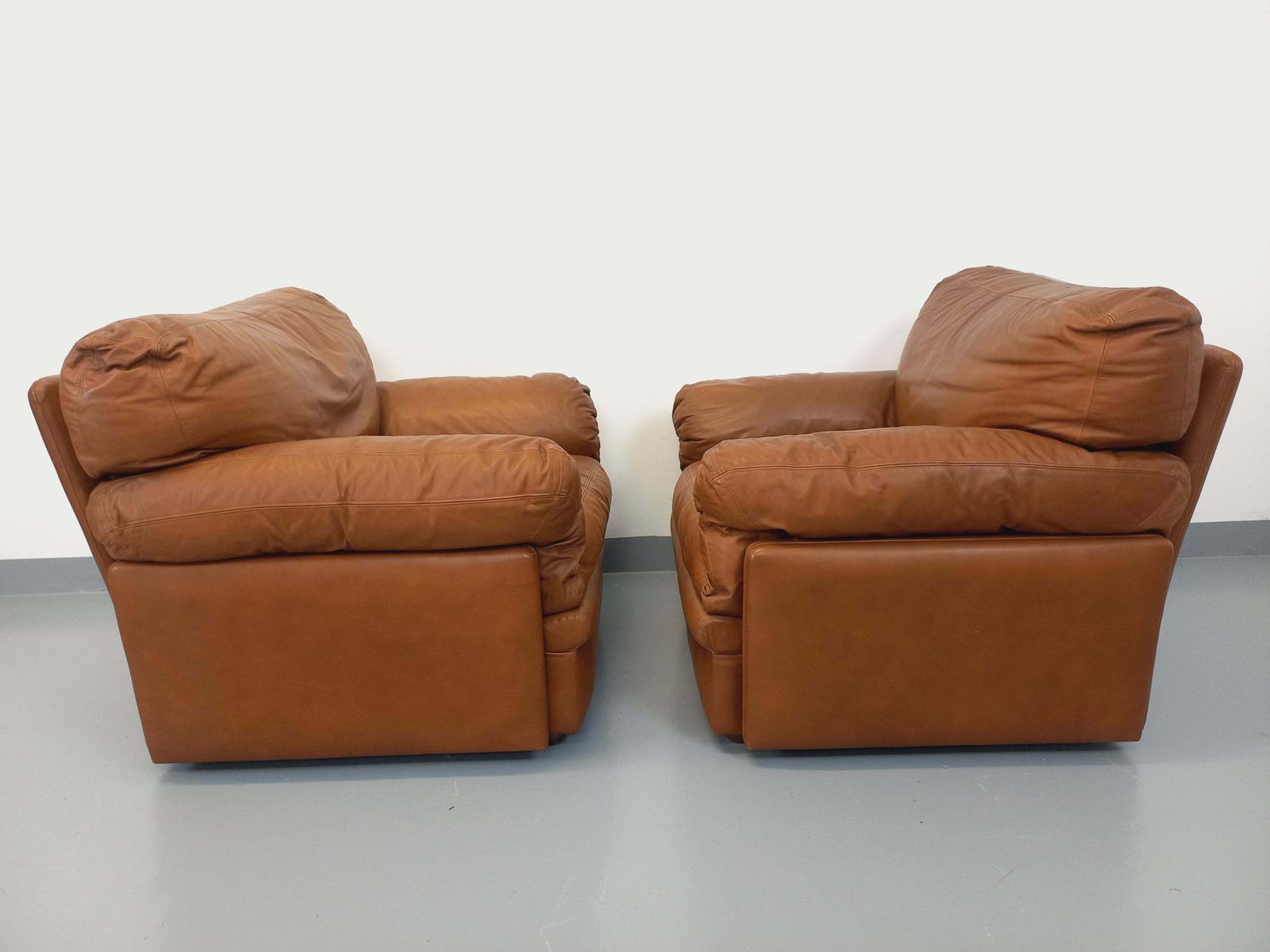 2 Tito Agnoli Coquelicot Armchairs In Leather photo for sale