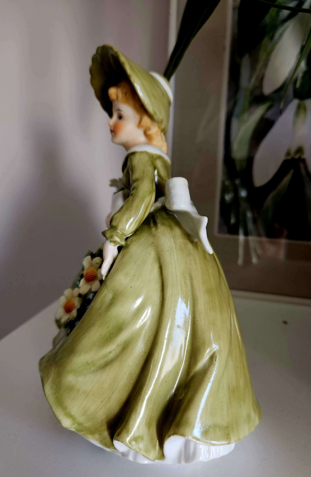 Alfretto Maruri Figurine Of Bonneted Lady In Green With Daisies photo for sale