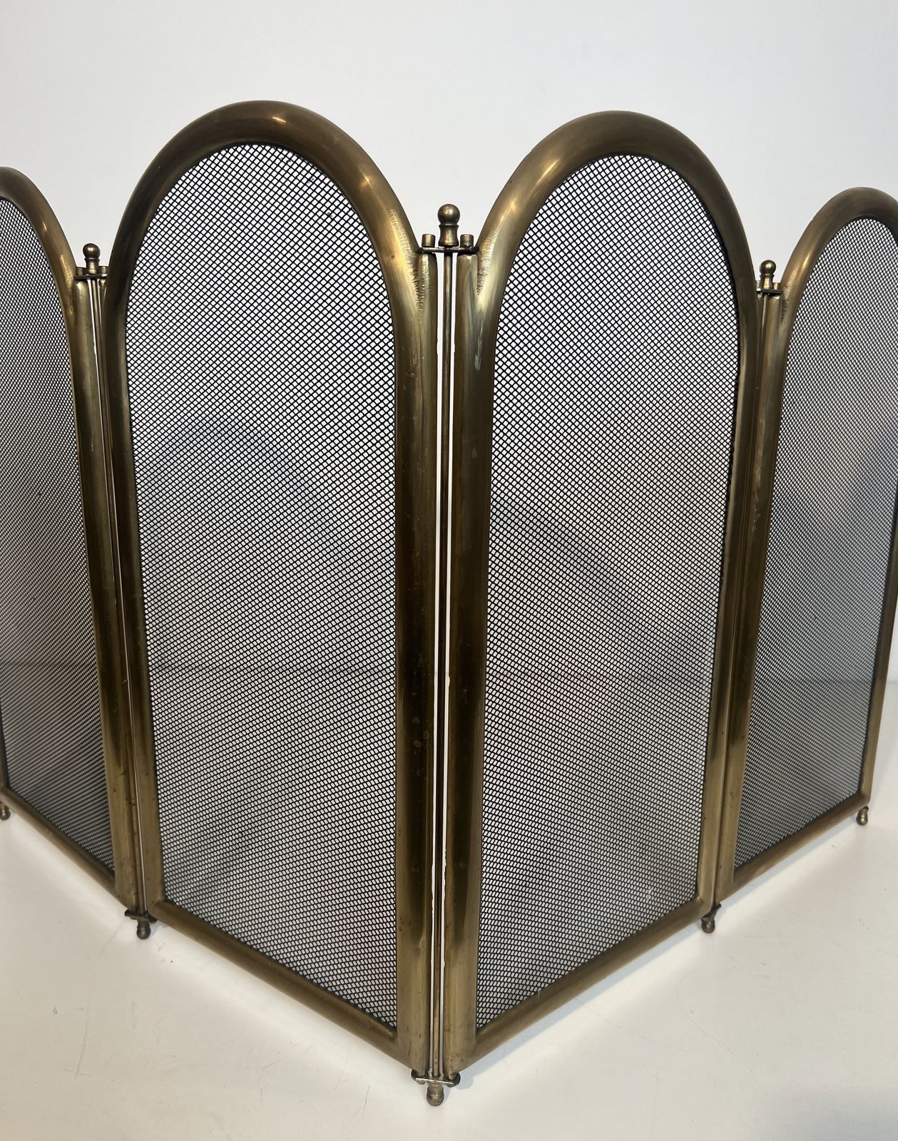 photo vintage Neoclassical Style Brass And Mesh Fire Screen