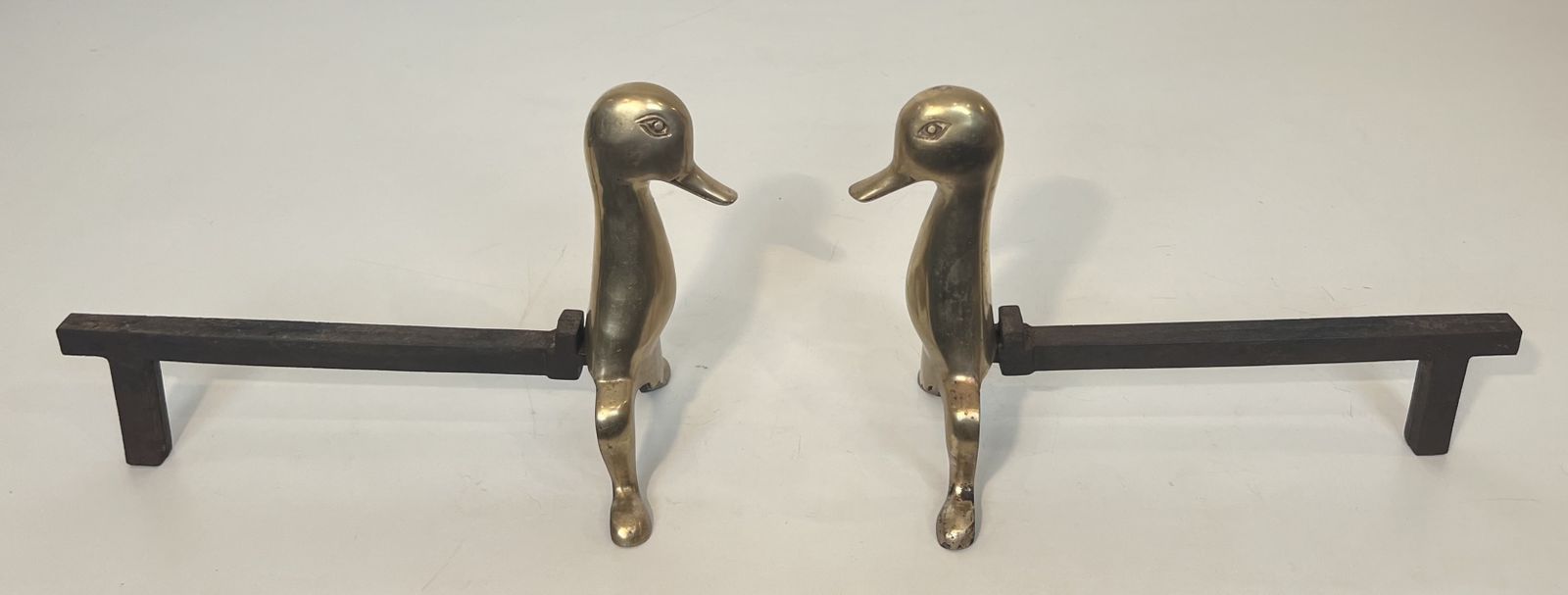 photo vintage Pair Of Andirons Representing Stylized Ducks In Brass In The Style Of Claude And François Xavier Lalanne. Circa 1970