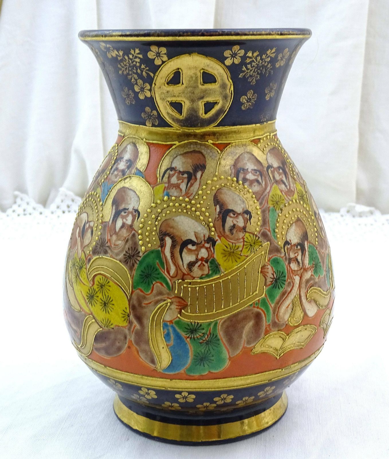 Antiek Japans Handgeschilderd Satsuma Vaasje Met 1000 Gezichtenpatroon In Kobaltblauw En Goud, Vintage Aardewerk Uit Japan Met Kale Mannetjes, Retro Aziatisch Keramiek photo furniture