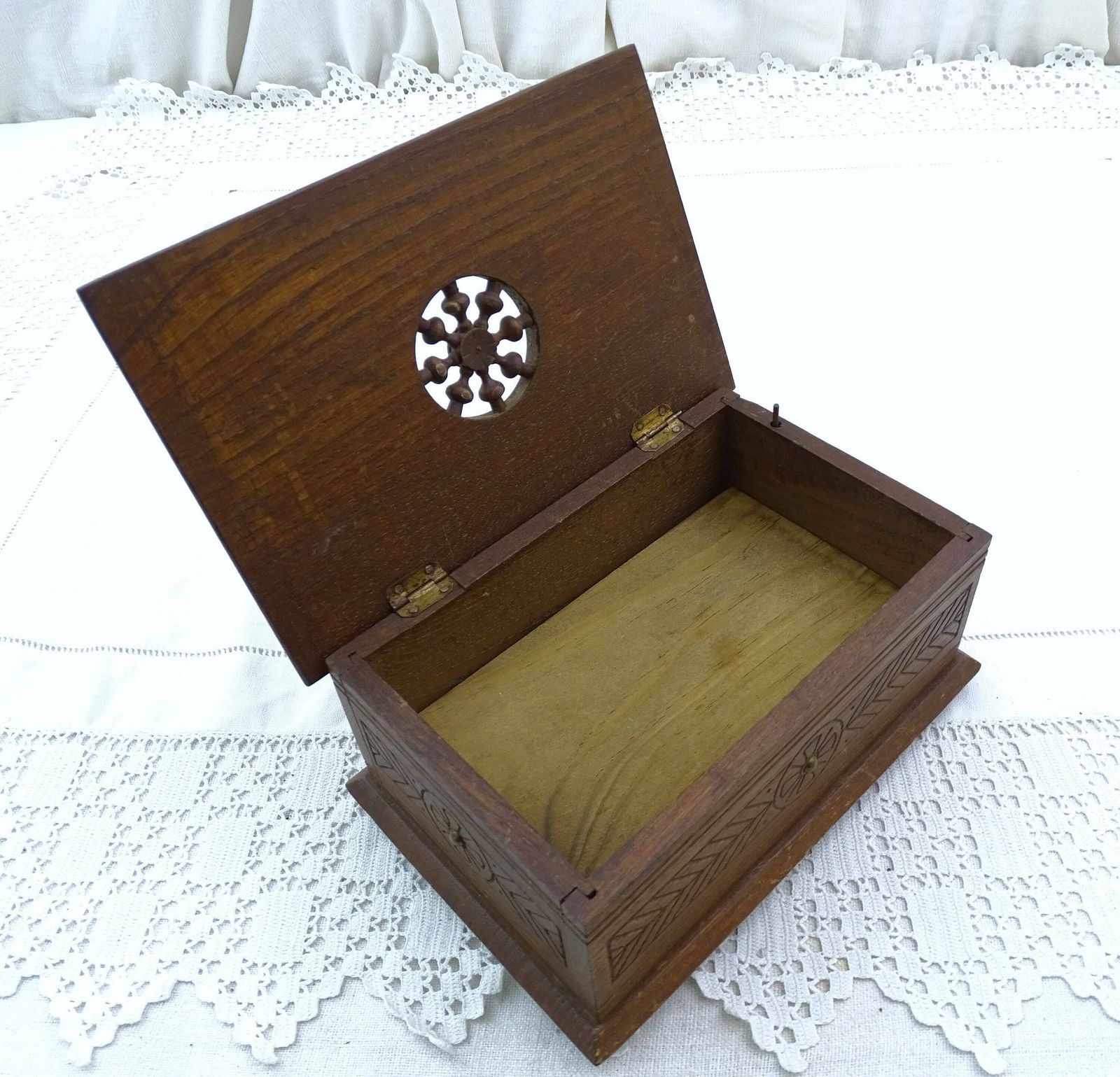 Vintage Bretonse houten muziekdoos met sieradenvak, retro traditionele stijl, gemaakt van hout uit Bretagne, Frankrijk – landelijke woonstijl photo Woonaccessoires