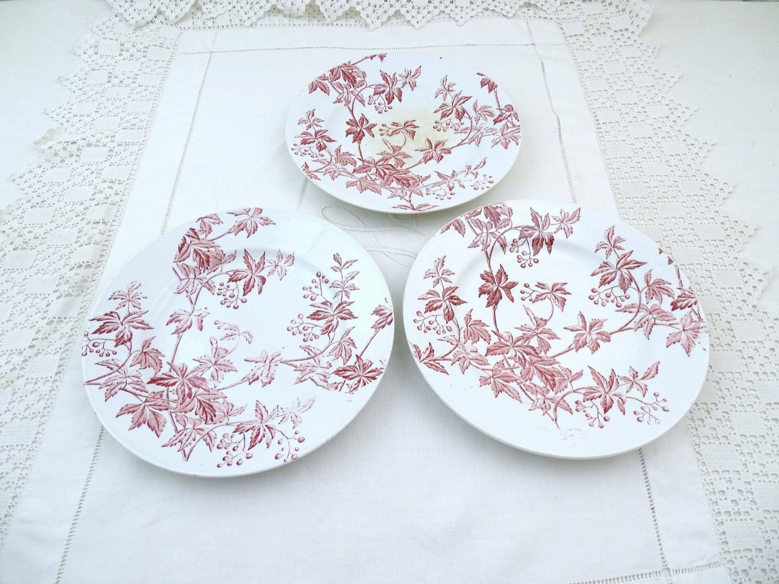 Set Van 3 Franse Antieke Ronde Borden Met Rood Wijnbladpatroon Van Longchamp – Vintage Brocante Wanddecoratie Uit Frankrijk