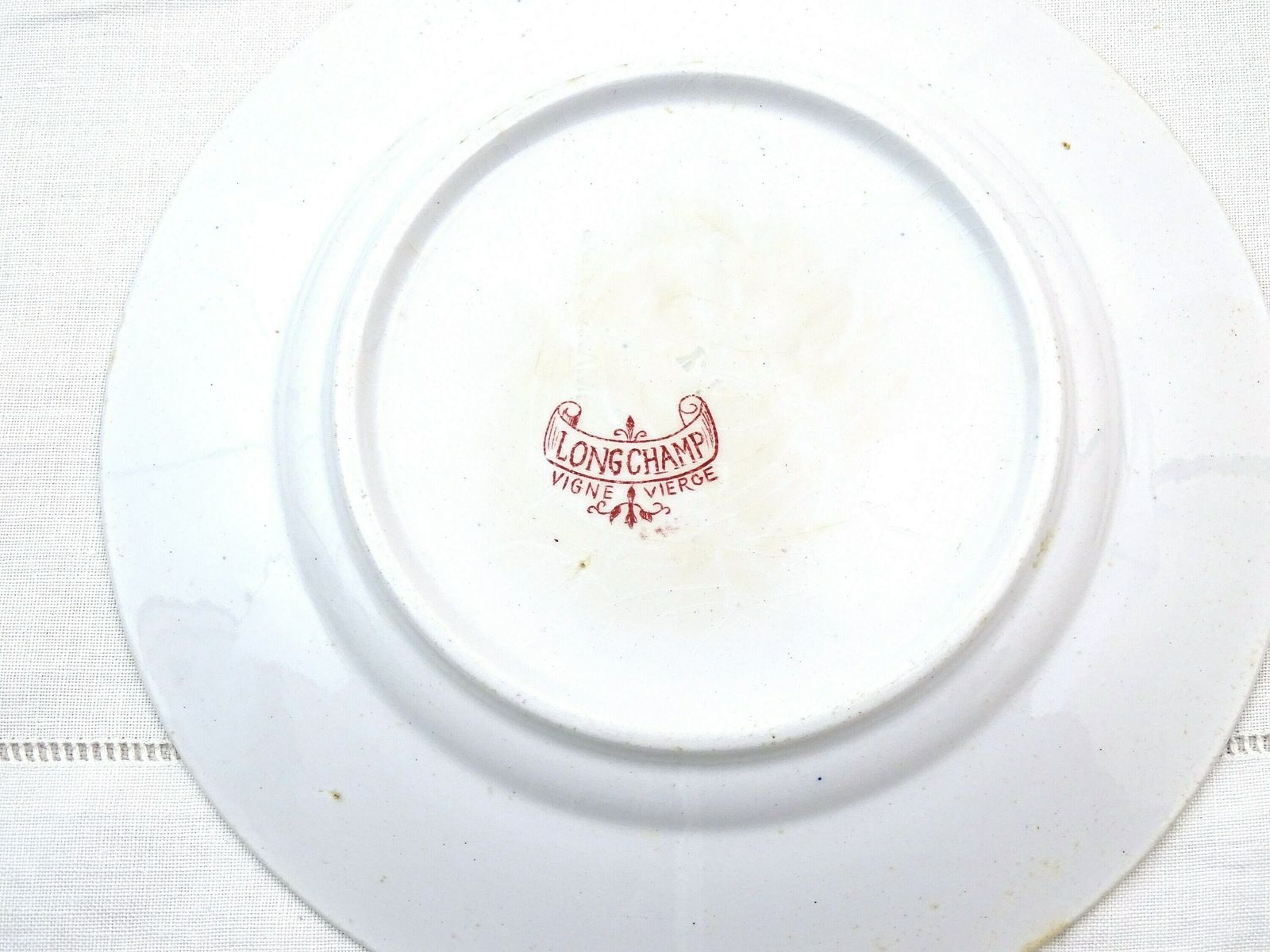 Set Van 3 Franse Antieke Ronde Borden Met Rood Wijnbladpatroon Van Longchamp – Vintage Brocante Wanddecoratie Uit Frankrijk photo vinterior