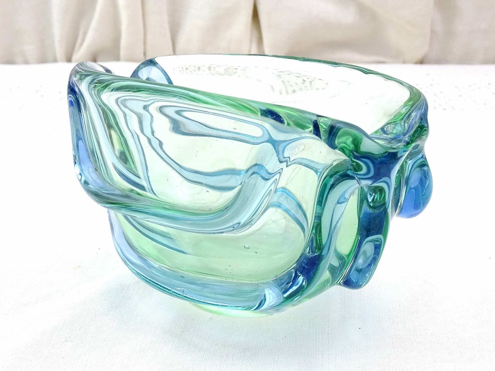 Vintage Mid Century Modern Grote Geribbelde Kunstglazen Schaal In Lichtgroen En Blauw – Retro Jaren 1950–1960 Mcm Tsjechisch Glaswerk