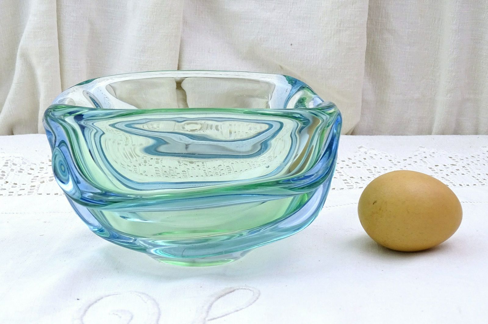 Vintage Mid Century Modern Grote Geribbelde Kunstglazen Schaal In Lichtgroen En Blauw – Retro Jaren 1950–1960 Mcm Tsjechisch Glaswerk photo vinterior