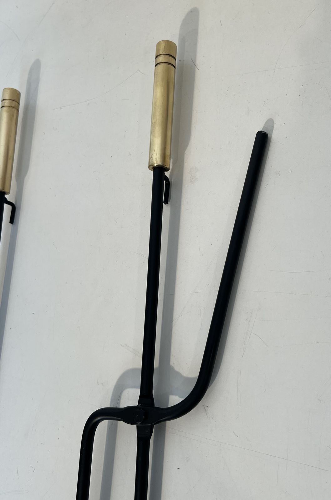 photo vintage Black Lacquered Metal And Brass Design Fire Kit