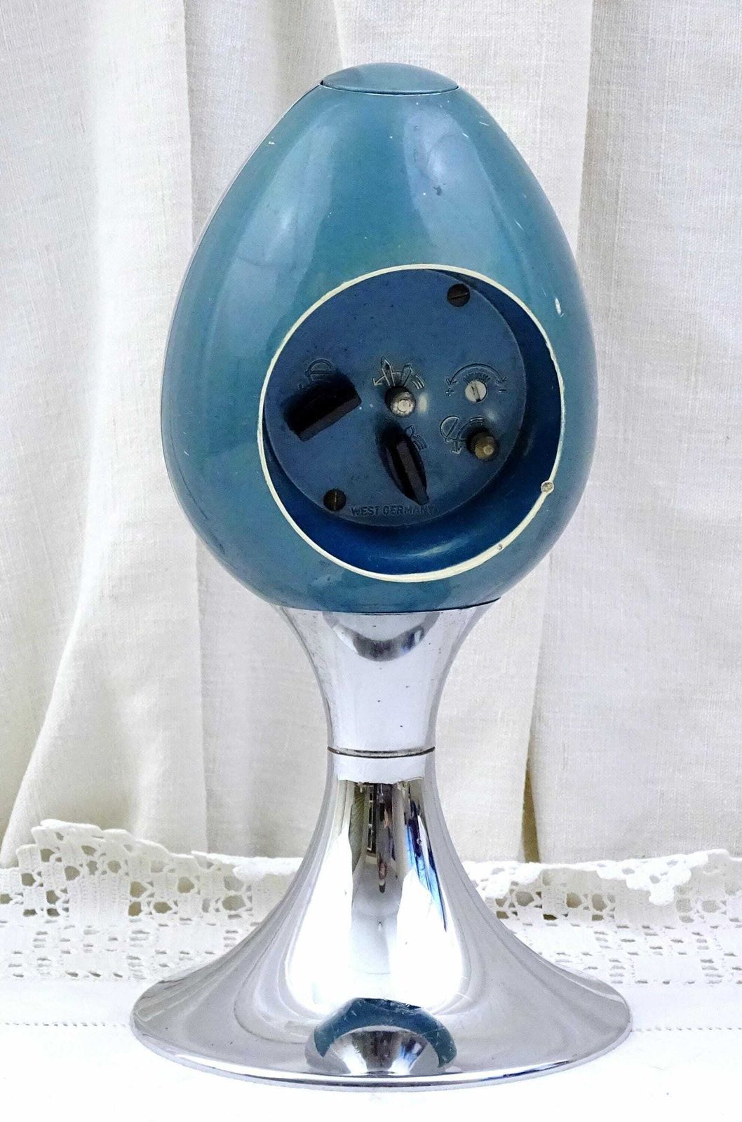 Vintage Werkend Mid Century Modern Tulpvoet Eivormig Wekkerklokje Van Blessing, West Duits, Zilver En Blauw – Retro Jaren 1960 photo for sale