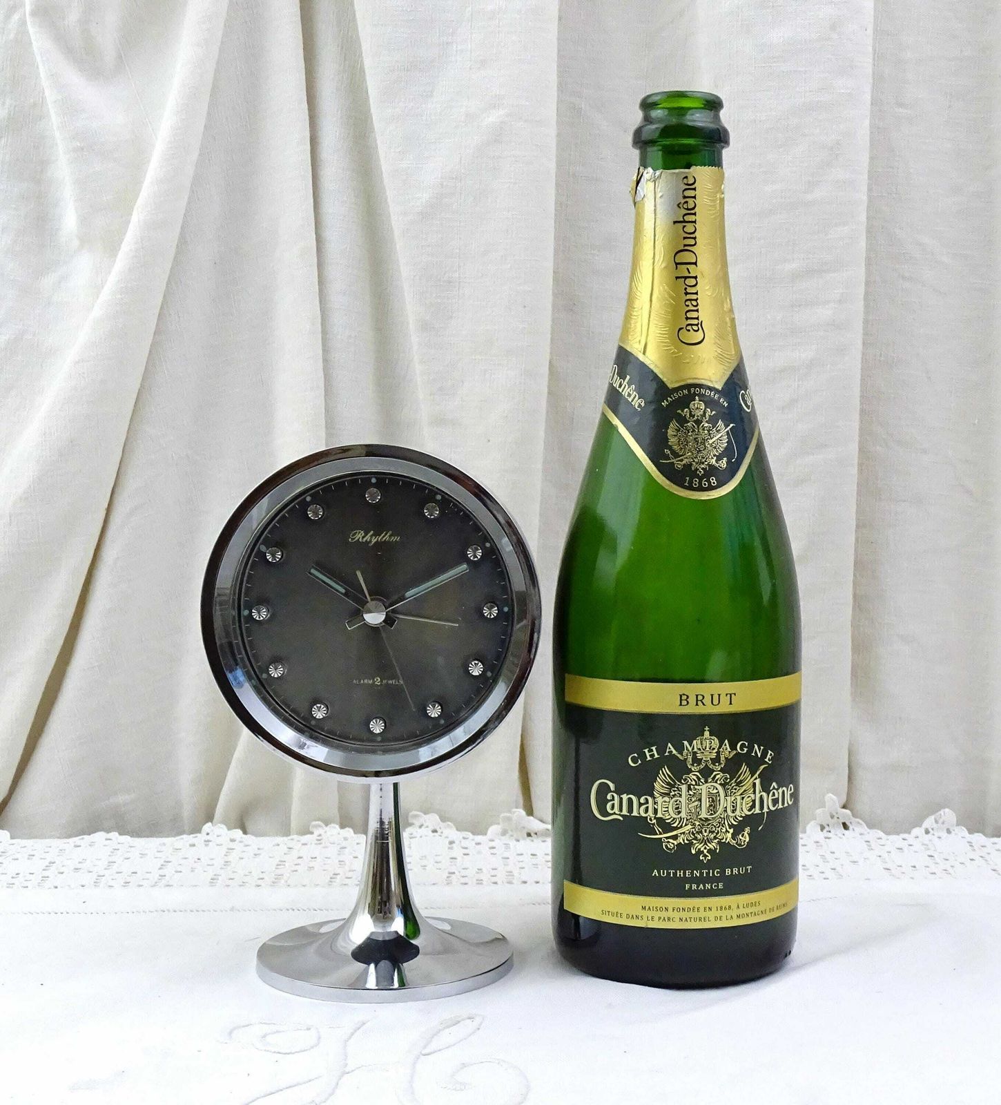 Vintage Working Mid Century Modern Tulip Base Alarm Clock 2 Jewels By Rhythm Of Japan In Bark Melamine And Chrome, Retro 1960s Time Piece photo vinterior