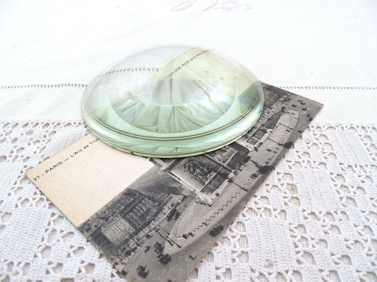 Antieke Franse Bolle Glazen Lantaarnprojectielens, Retro Vergrotend Briefpapiergewicht Van Helder Glas, Frankrijk, Decoratief Curiosastuk Voor Op Het Bureau photo 109.0