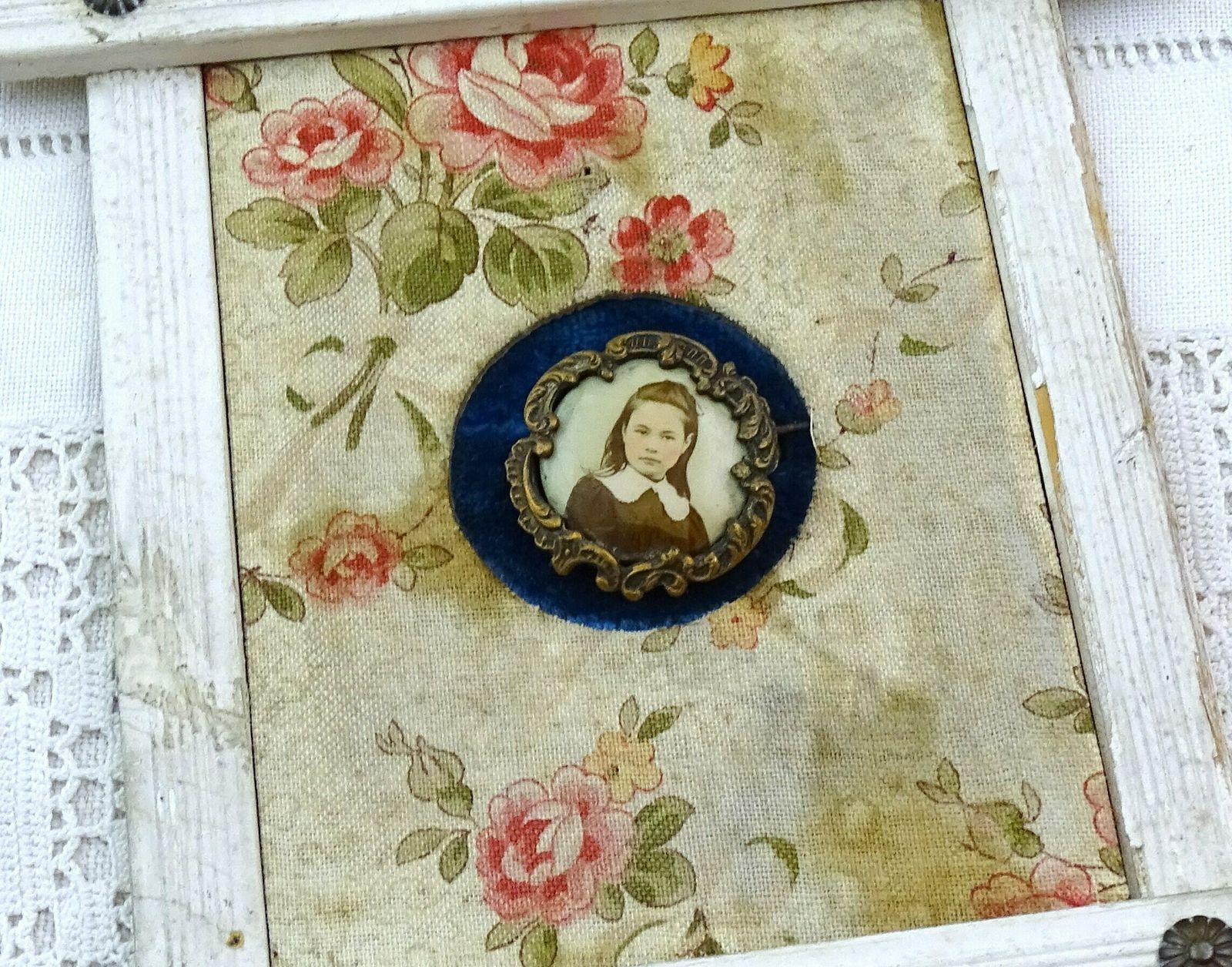 Antieke Franse Shabby Chic Lijst Van Wit Geschilderd Hout Met Bloemetjesstof En Fotobroche Van Jong Meisje – Wandmontage, Retro Château Stijl Sieradenhouder photo for sale