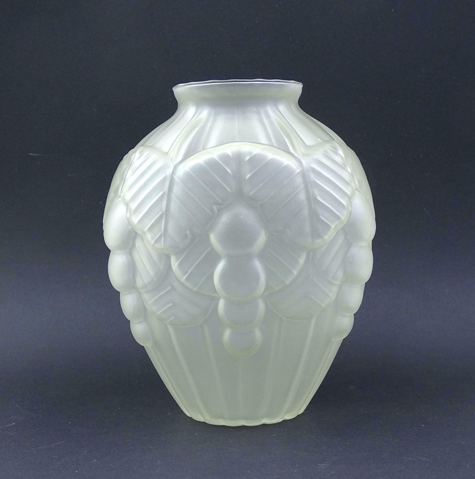 Grand vase Art déco français vintage en verre pressé givré à motifs géométriques, années 1930, France, art floral