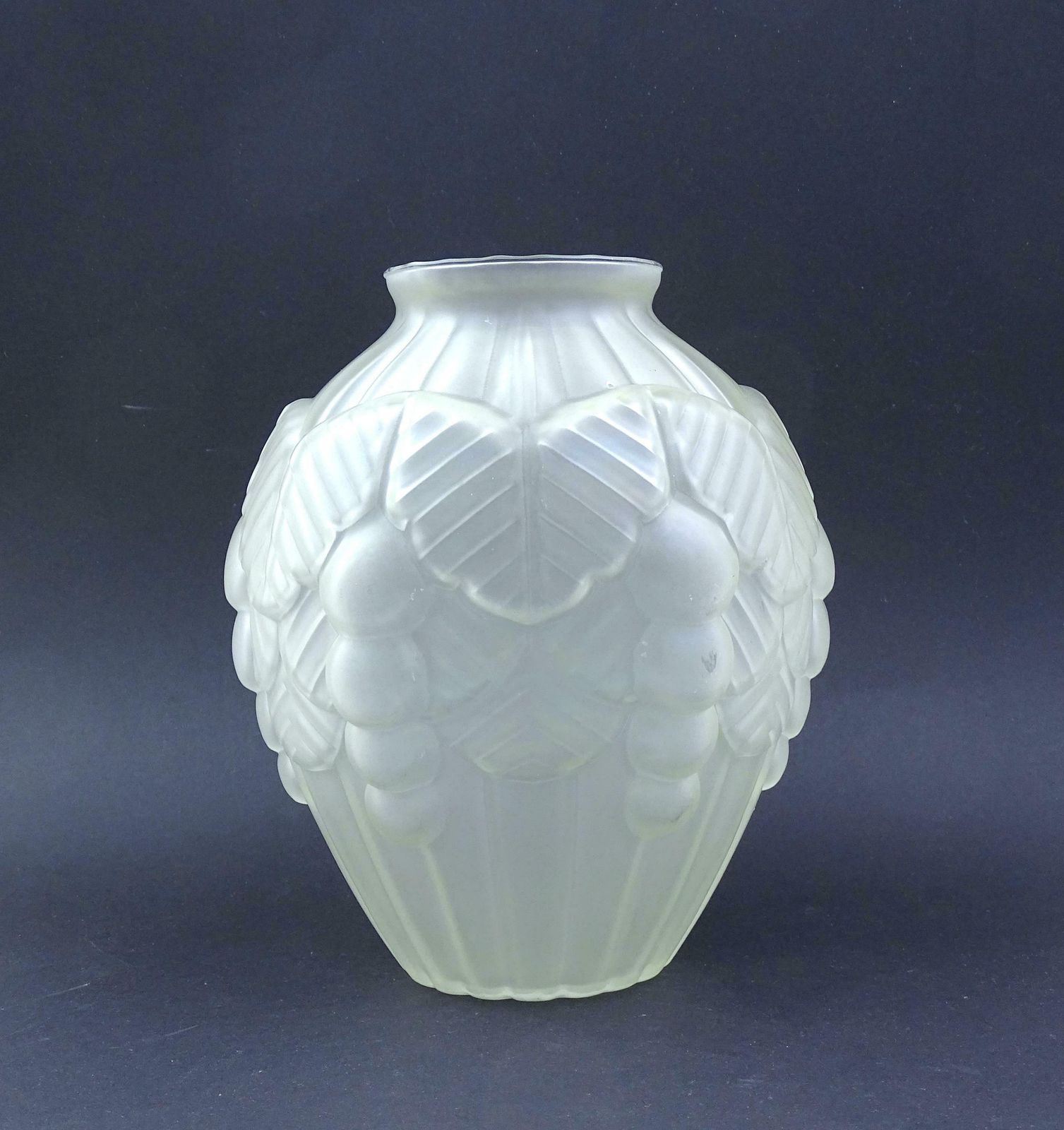 Grand vase Art déco français vintage en verre pressé givré à motifs géométriques, années 1930, France, art floral photo buy