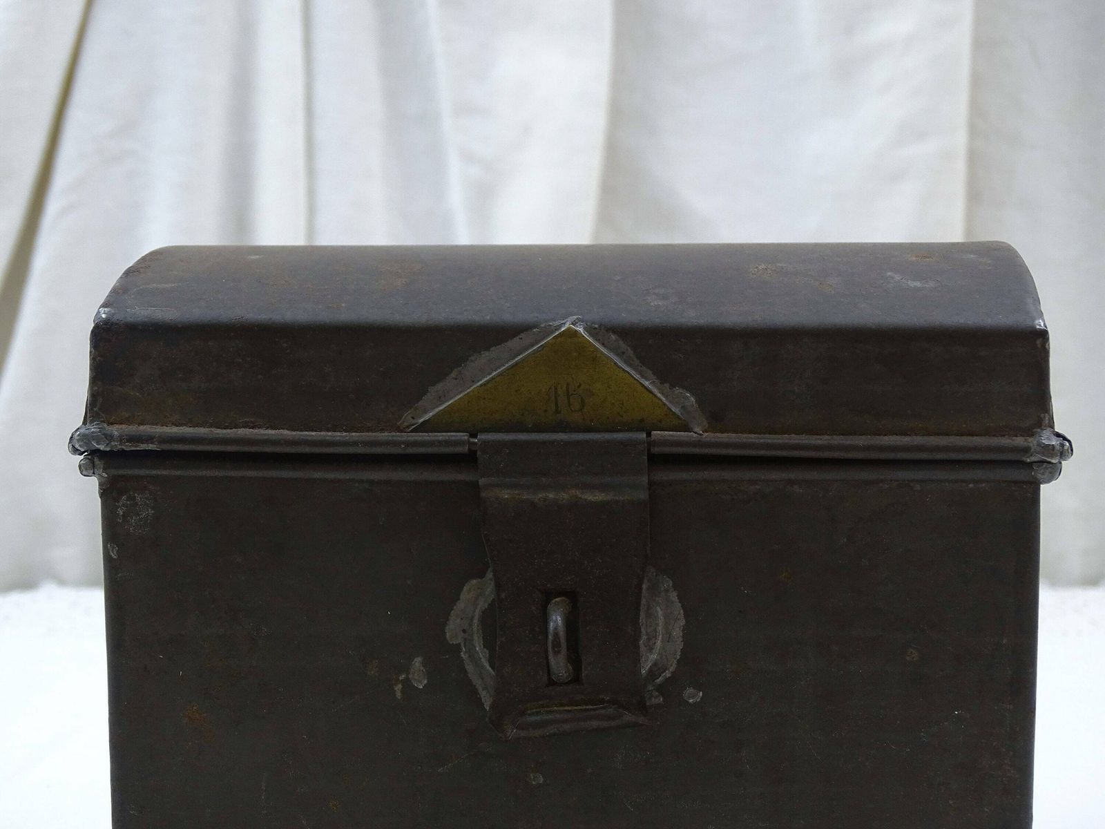 Antiek Frans Metalen Kistje Met Afgerond Deksel En Sluiting, Klein Kofferstijl Doosje Van Gevouwen Wit Metaal Uit Frankrijk, Brocante Woondecoratie photo 65.0