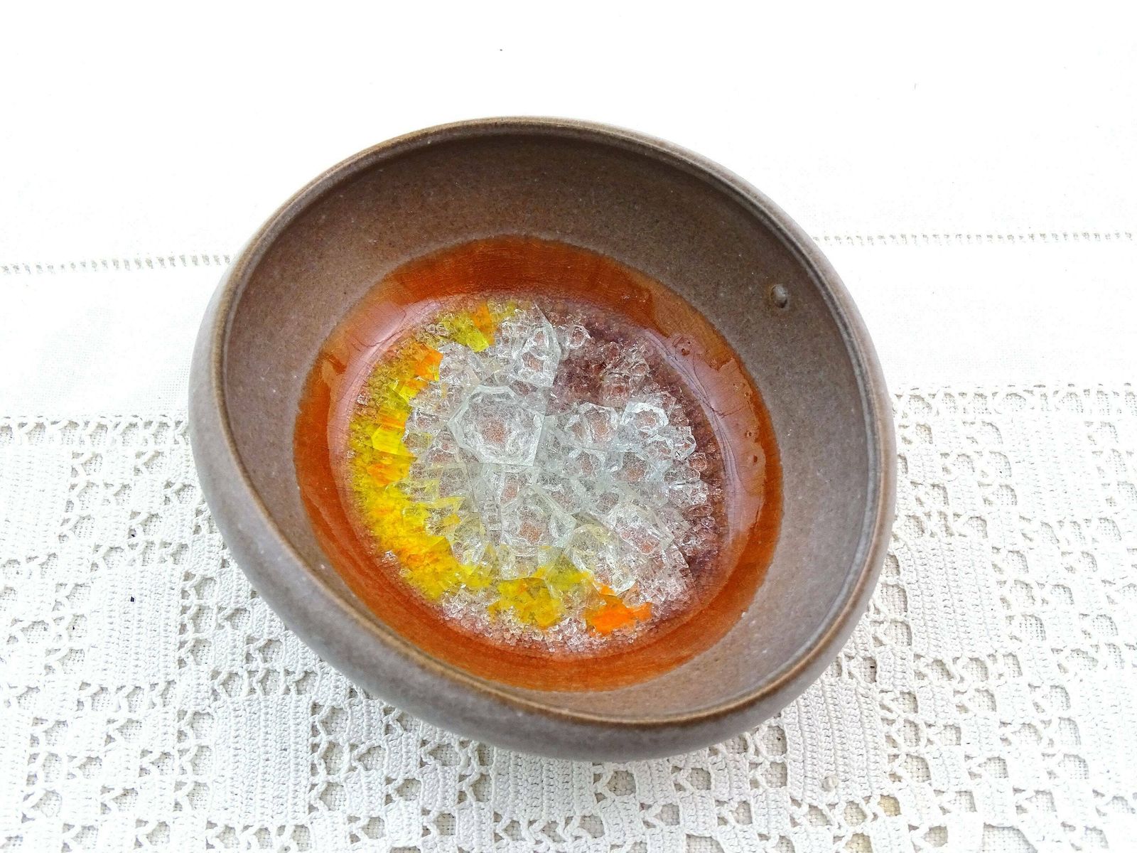 Vintage Mid Century West Duits Karlsruher Aardewerk Schaaltje Met Gesmolten Glasdecoratie, Modelnummer 6999 – Curiosa / Sieradenschaaltje