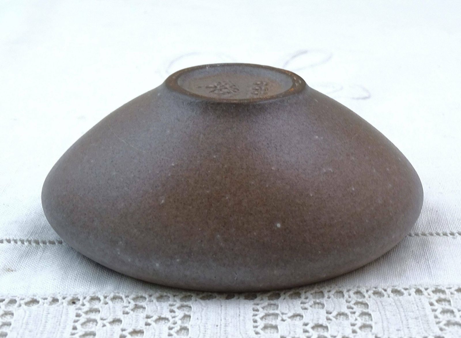 photo furniture Vintage Mid Century West Duits Karlsruher Aardewerk Schaaltje Met Gesmolten Glasdecoratie, Modelnummer 6999 – Curiosa / Sieradenschaaltje