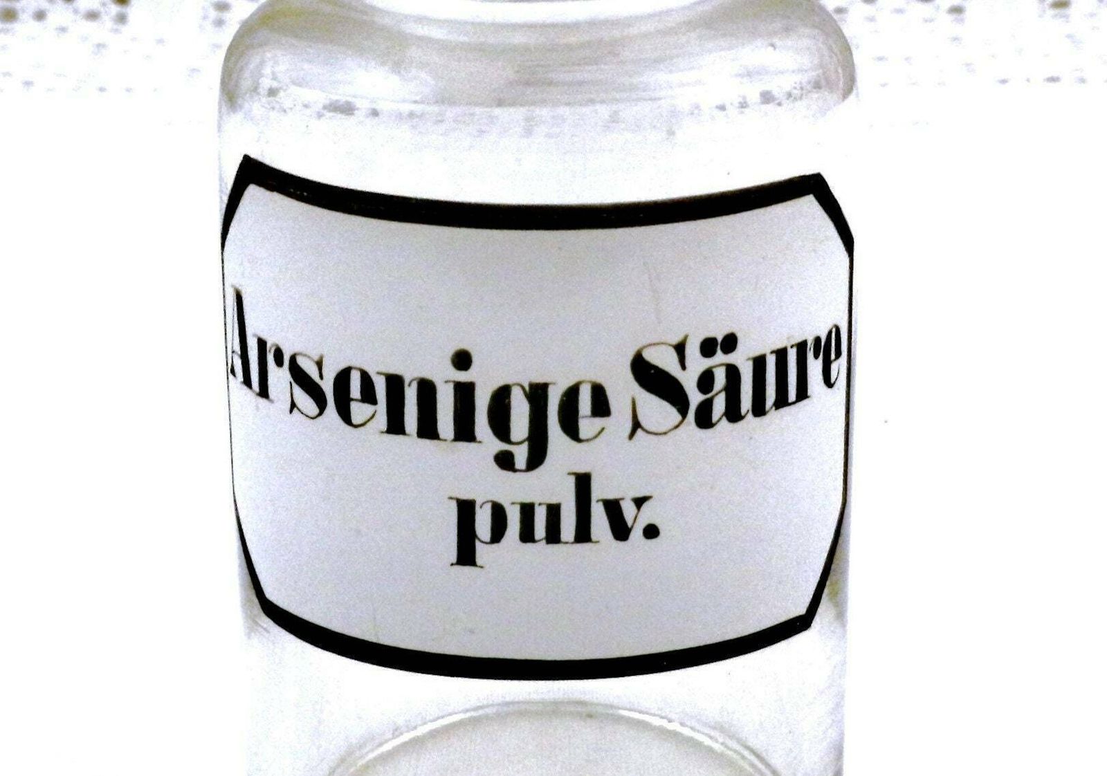 Antiek Duits Apothekersflesje Met Grote Stop, Wit En Zwart Etiket Met Opschrift 'Arsenige Säure Pulv' (Arseenzuur), Decoratief Apothekersattribuut photo for sale
