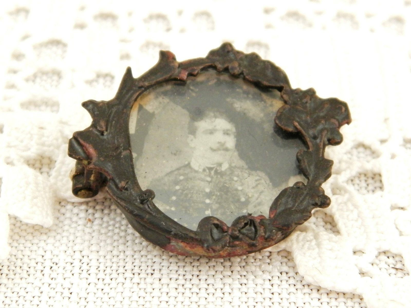 Antieke Franse Victoriaanse Ijzeren Fotobroche Met Portret Van Een Jonge Man Met Snor, Vintage Rouwsieraad Uit Frankrijk photo vinterior