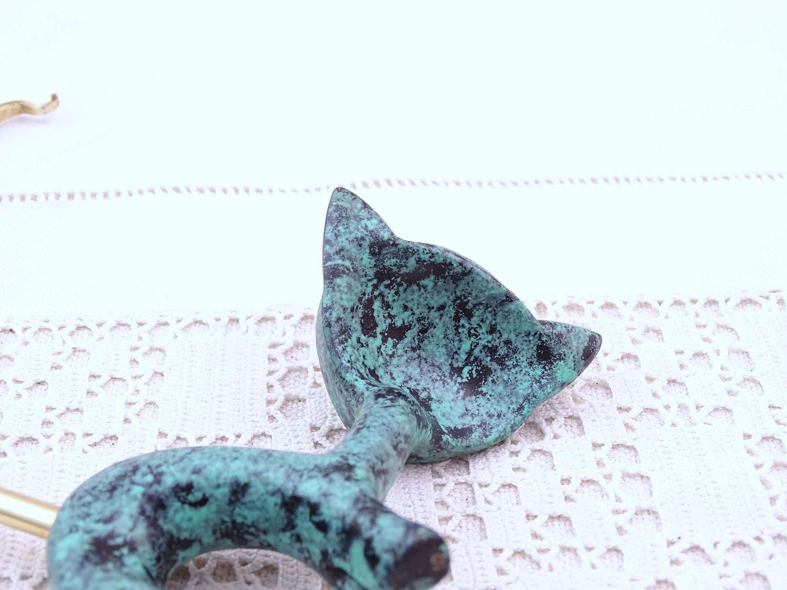 Vintage Mid Century Walter Bosse Kattenringhouder Van Brons Met Vert De Gris Patina photo vinterior