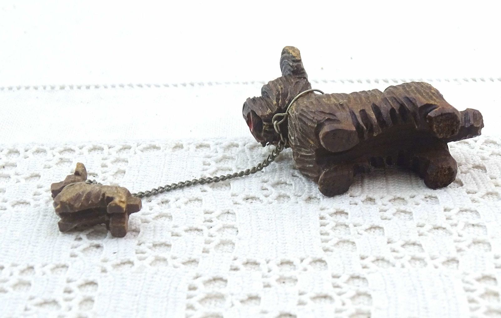 Klein Vintage Gesneden Houten Black Forest Scottish Terrier Met Puppy Aan Ketting – Art Deco Beeldje Van Dier In Hout photo vinterior