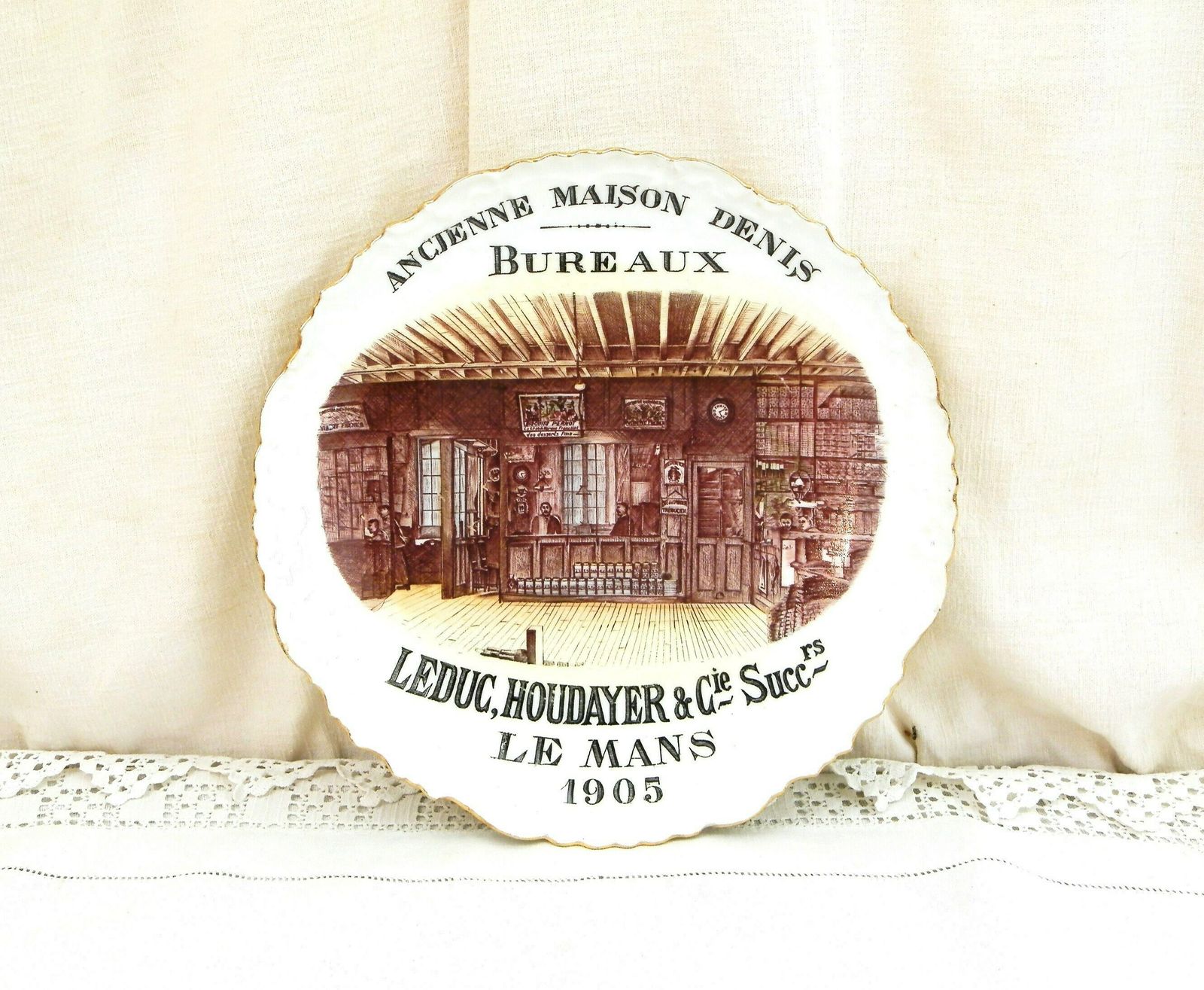 Antiek Frans Decoratief Wandbord Uit 1905 Voor De Winkel Leduc Houdayer & Cie In Le Mans – Historisch Promotieartikel Uit Frankrijk