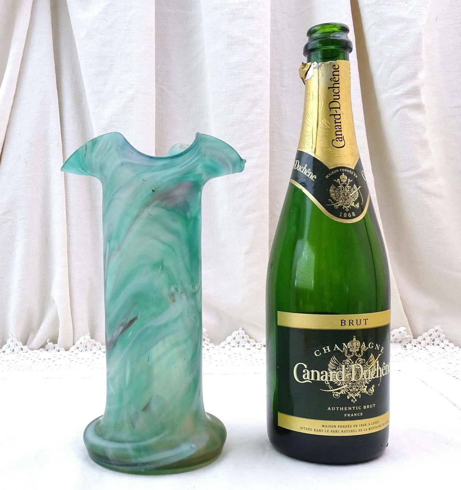 Vintage Franse Art Nouveau Geblazen Pate De Verre Glazen Vaas Met Golvende Rand In Aquagroen Tinten, Vintage Bloemschikglas, Frankrijk photo vintage