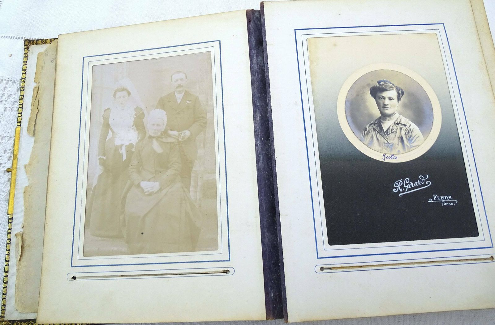 Antiek Frans Groot Victoriaans Fotoalbum Met Reliëflederen Omslag En 42 Zwart Witfoto's Van Een Familie, Oud Boek Uit Frankrijk photo furniture