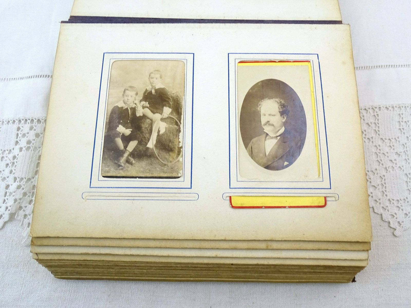 Antiek Frans Groot Victoriaans Fotoalbum Met Reliëflederen Omslag En 42 Zwart Witfoto's Van Een Familie, Oud Boek Uit Frankrijk photo for sale