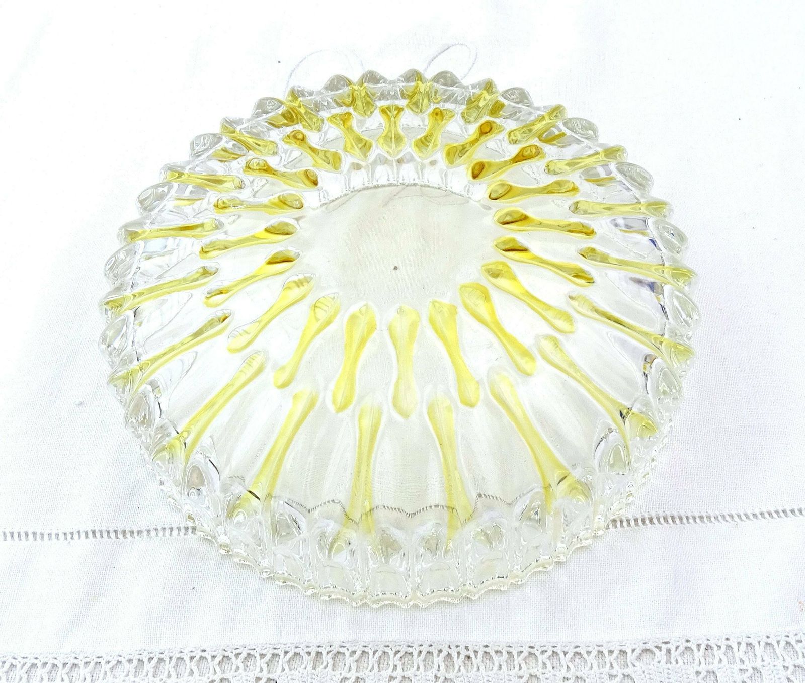 Vintage Mid Century Modern West Duits Walther Glas Groot Rond Kristallen Serveerschaal In Helder En Geel, Retro Glazen Schaal Uit Europa, Ca. Jaren 1950 photo Woonaccessoires