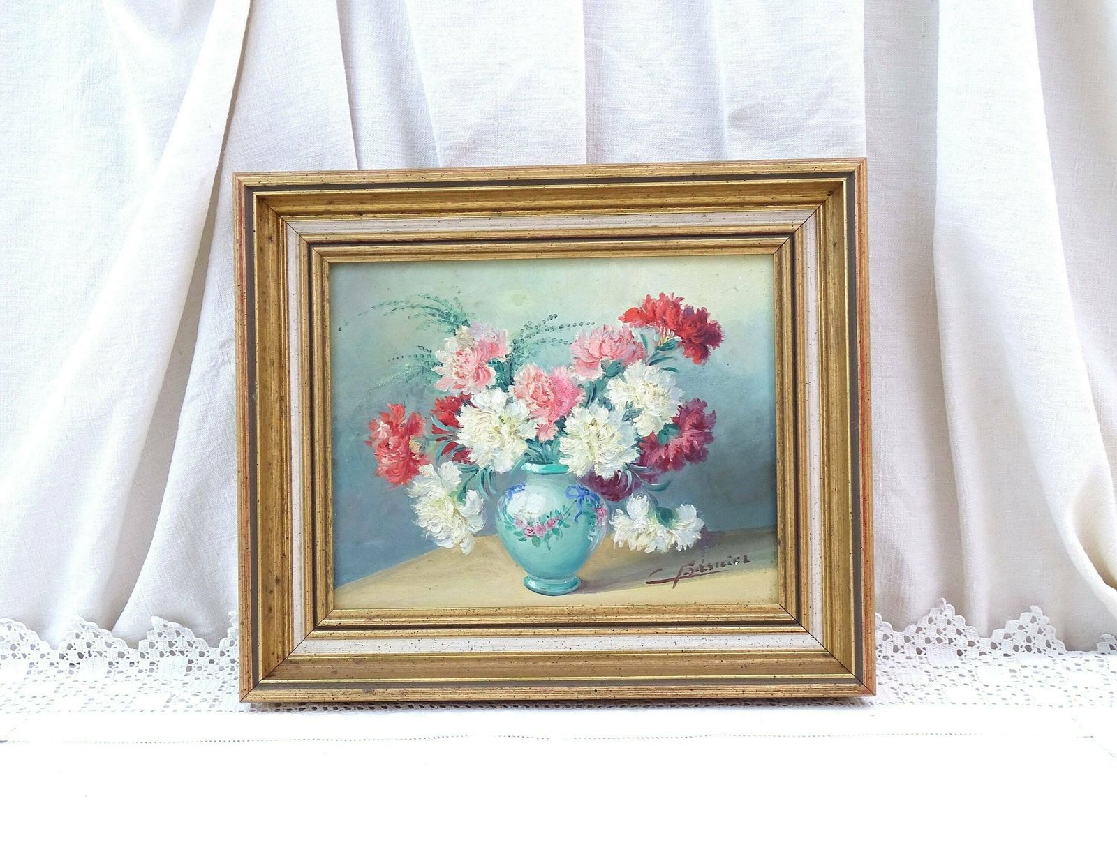 Vintage Frans Ingelijst Olieverfschilderij Van Anjers In Een Vaas, Met De Hand Geschilderd, Roze, Rood En Wit Bloemenmotief, Vergulde Lijst