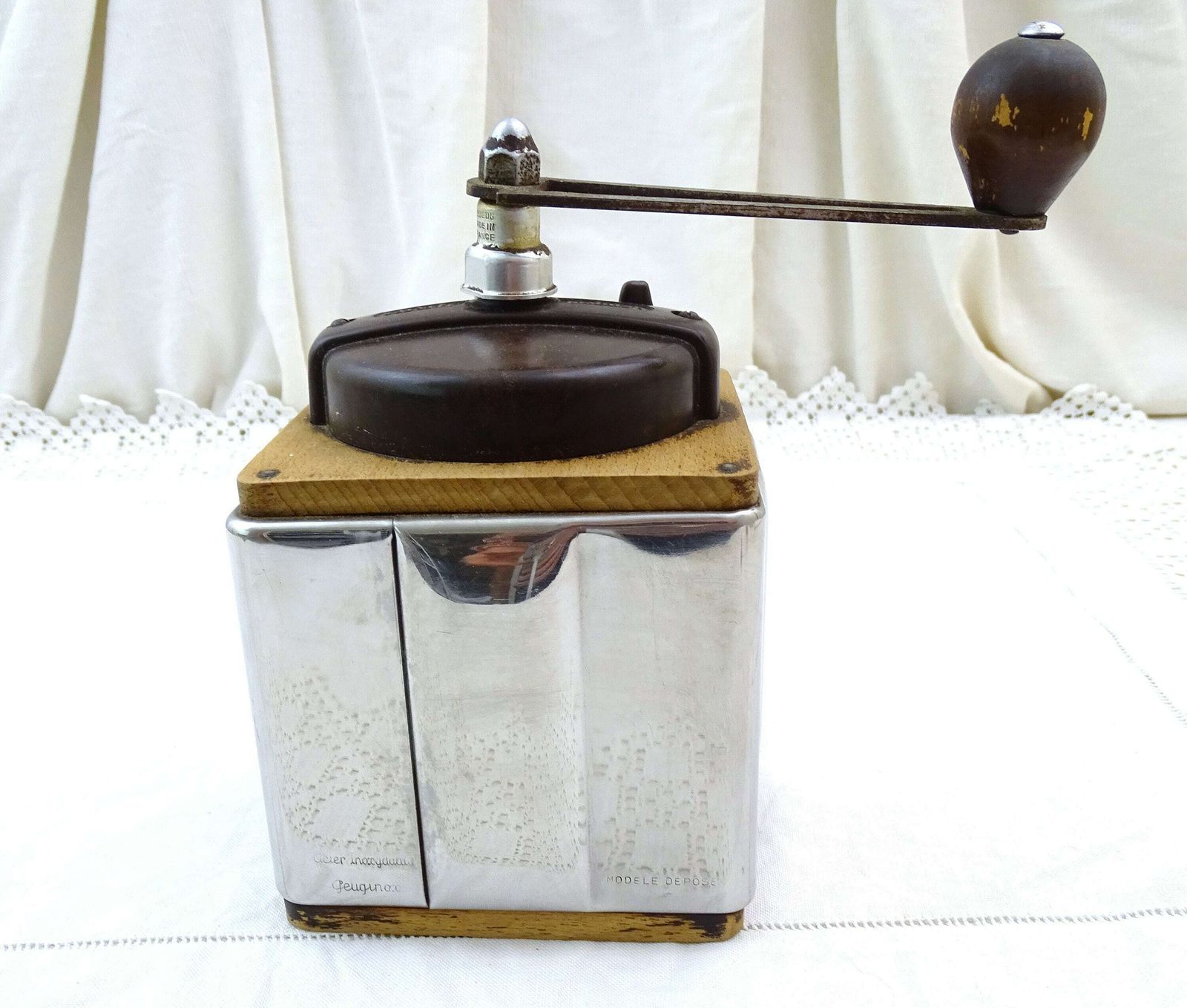 Vintage Franse Handmatige Koffiemolen Van Peugeot, Roestvrijstalen Uitvoering Met Bakelieten Bovenstuk, Ca. Jaren 1950, Frankrijk photo furniture