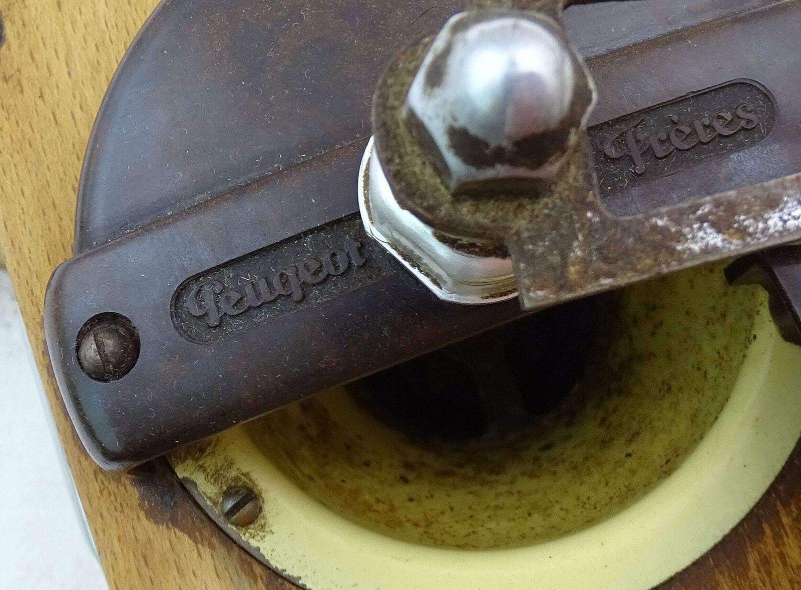 Vintage Franse Handmatige Koffiemolen Van Peugeot, Roestvrijstalen Uitvoering Met Bakelieten Bovenstuk, Ca. Jaren 1950, Frankrijk photo vintage
