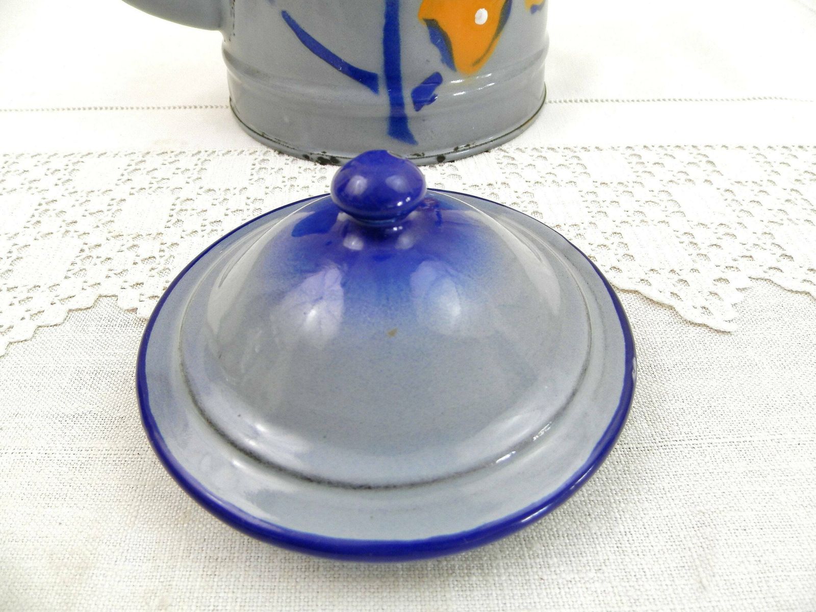 Antieke Franse Beschilderde Koffiepot Van Blauw Geëmailleerd Porselein Met Bloemmotief – Ganzenhalsuitloop – Aardewerk Cafetière Uit Frankrijk – Landelijke Keukendecoratie photo vinterior