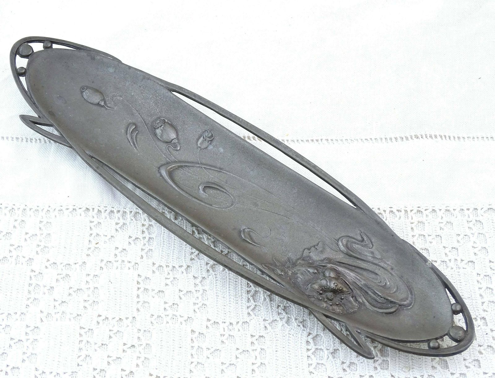 Antiek Frans Art Nouveau Pennenlegger Van Gegoten Tin Met Papaverbloem En Vrouwenhoofd, Langwerpig Metalen Schaaltje Uit Frankrijk, Ca. Begin 20e Eeuw photo furniture