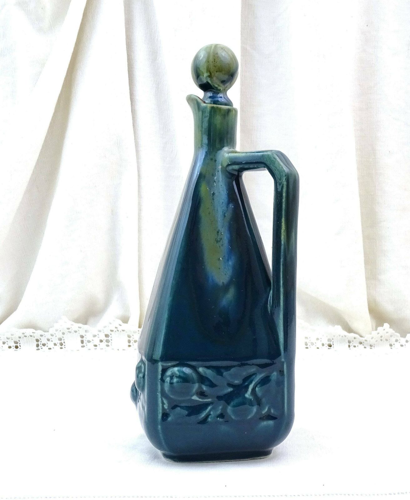 Antieke Franse Denbac Keramiek Art Deco Karaf Met Stop In Blauw Druipglazuur, Retro Jaren 1930 Aardewerk Kan Uit Frankrijk, Blauwgroen Kruik photo furniture