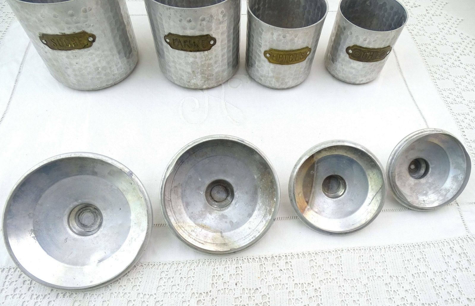 Antiek Frans Set Van 4 Voorraadbussen In Wit Metaal Met Gehamerde Zijkanten En Messing Etiketten, Retro Landelijke Keukendecoratie, Frankrijk photo Woonaccessoires