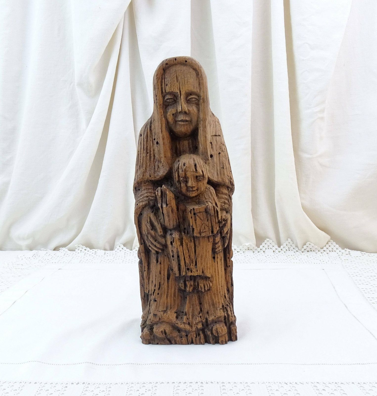Vintage Franse Reproductie Van Een Houten Gebeeldhouwd Beeld Van Maria Met Kind Uit De 12e Eeuw, Retro Religieus Historisch Sculptuur Uit Frankrijk