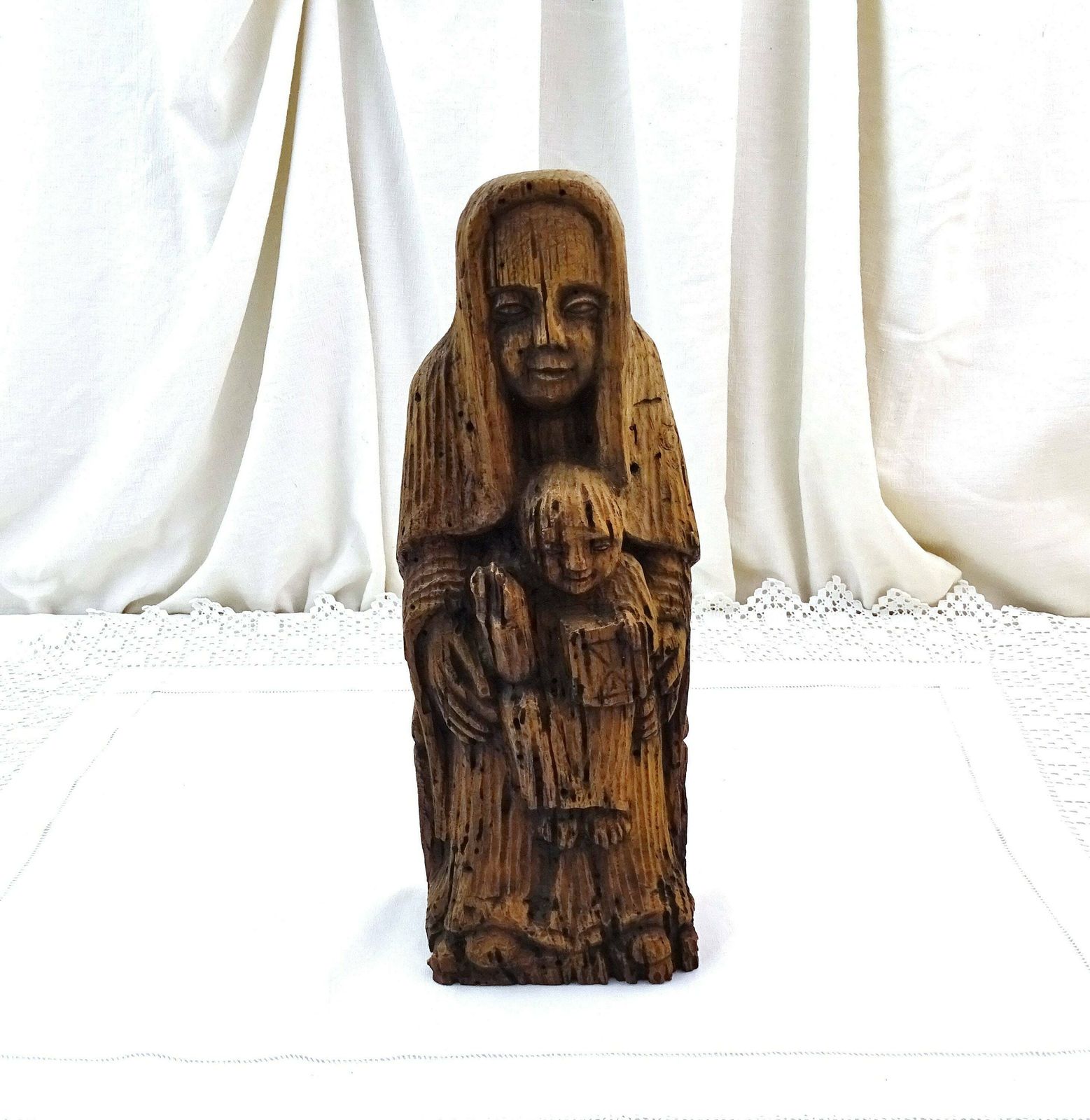 Vintage Franse Reproductie Van Een Houten Gebeeldhouwd Beeld Van Maria Met Kind Uit De 12e Eeuw, Retro Religieus Historisch Sculptuur Uit Frankrijk photo for sale