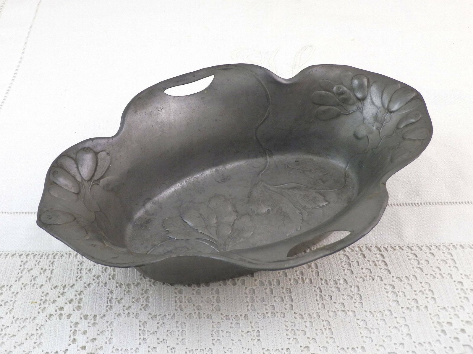 Antiek Art Nouveau Jugendstil Tinnen Schaal Van Osiris, Duitsland 1902, Met Gedreven Bladpatroon – Vintage Metalen Fruitschaal, Brocante Woondecoratie photo furniture