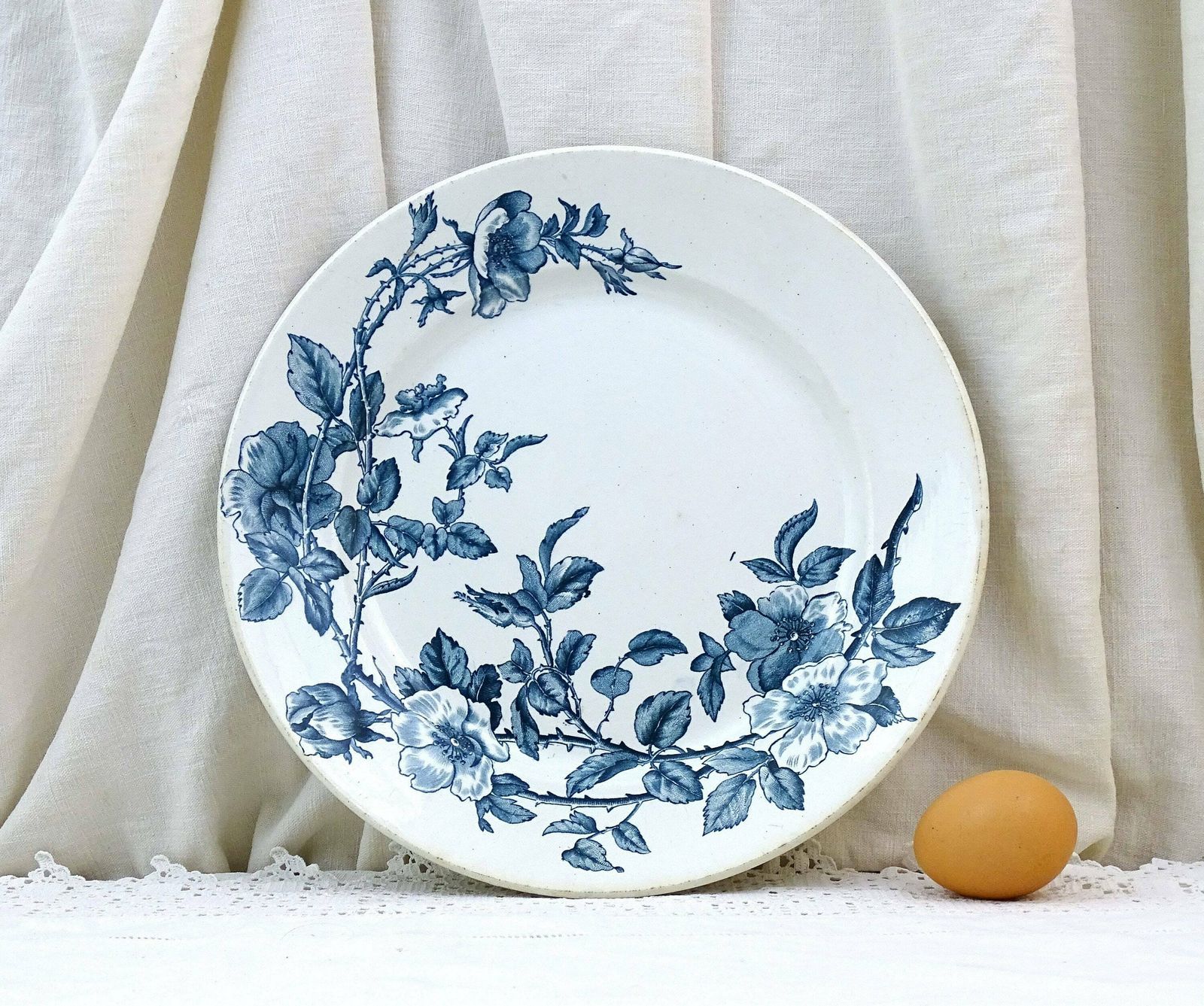 Groot Antiek Frans Serveerbord Van Creil Montereau Met Donkerblauw Wilde Rozenpatroon, Vintage Victoriaans Aardewerk Uit Frankrijk