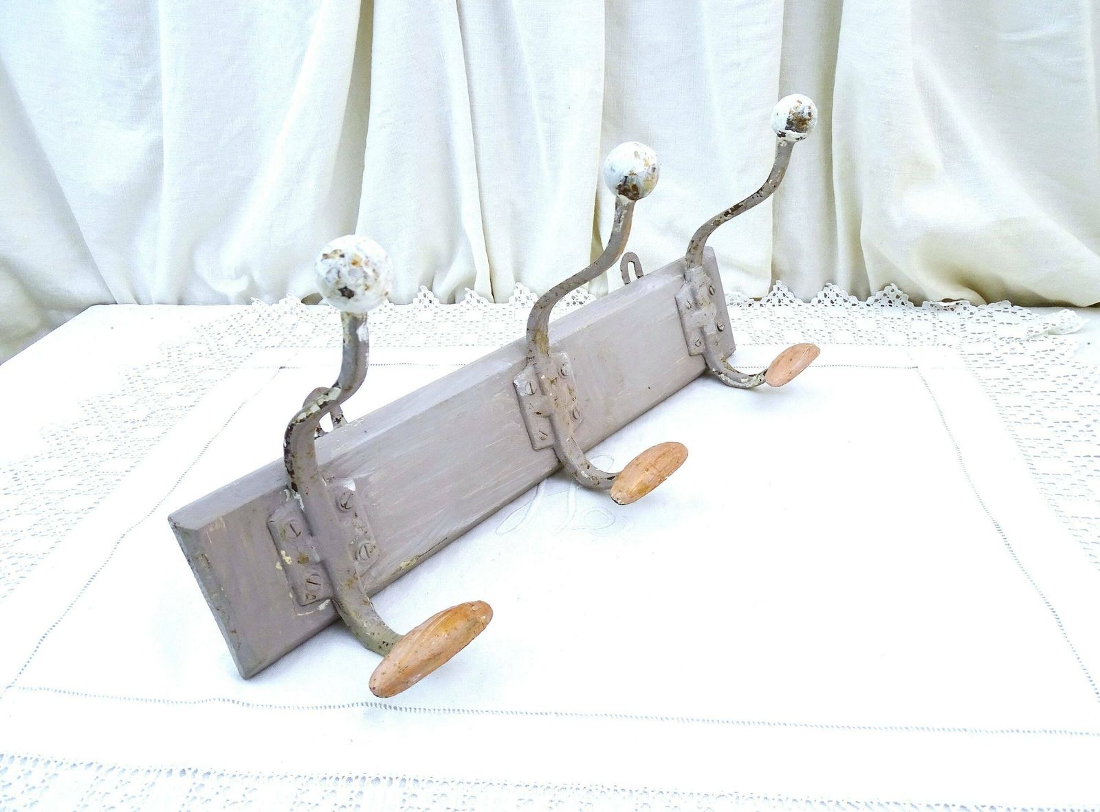 Vintage Franse Kapstok Met 3 Haken Op Houten Montageblok, Grijs Geschilderd Met Krijtverf – Vintage Accessoire Voor Het Ophangen Van Kleding, Afkomstig Uit Frankrijk