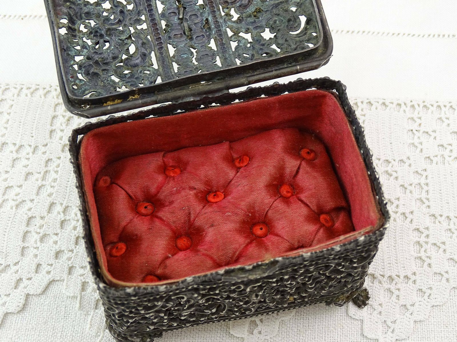 photo furniture Antiek Frans Verzilverd Lotharingse Juwelendoos Met Rood Gevoerd Satijnen Interieur En Lotharings Kruis In Goudkleurig Metaal, Zeldzame Curiositeitendoos