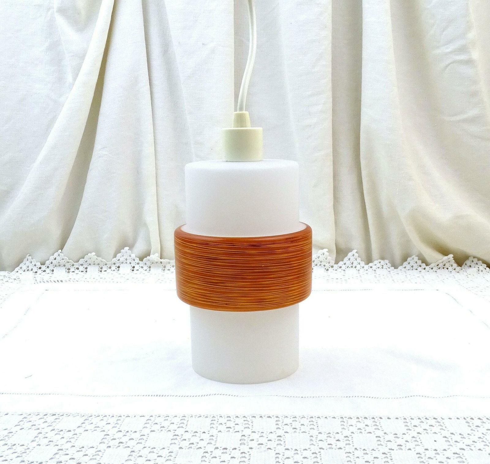 Vintage Franse Mid Century Modern Bevroren Cilindrische Witte Glazen Hanglampkap Met Rode Band, Retro Jaren 60 Plafondverlichting Uit Frankrijk