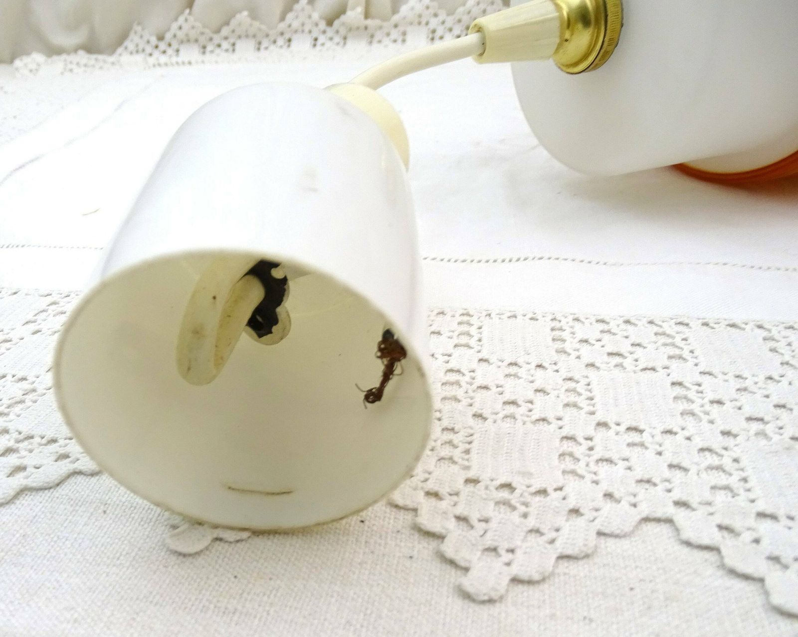 Vintage Franse Mid Century Modern Bevroren Cilindrische Witte Glazen Hanglampkap Met Rode Band, Retro Jaren 60 Plafondverlichting Uit Frankrijk photo buy