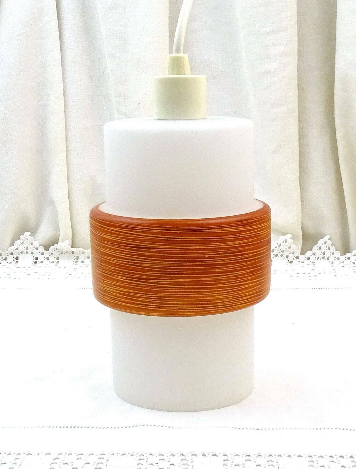 photo furniture Vintage Franse Mid Century Modern Bevroren Cilindrische Witte Glazen Hanglampkap Met Rode Band, Retro Jaren 60 Plafondverlichting Uit Frankrijk