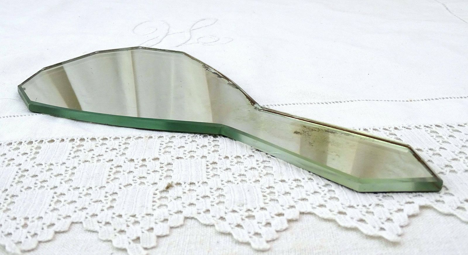 Grote Vintage Franse Art Deco Handspiegel Met Geslepen Rand, Jaren 1930, Met Gebruikssporen – Kaptafelaccessoire Uit Frankrijk photo for sale