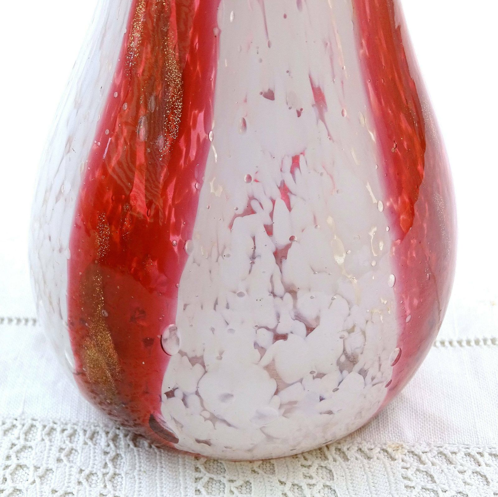 Grote Vintage Kunstglazen Vaas In Murano Stijl, Met Patroon Van Strepen En Spikkels In Wit En Rood Met Gouden Vlekjes – Retro Bloemenvaas photo buy