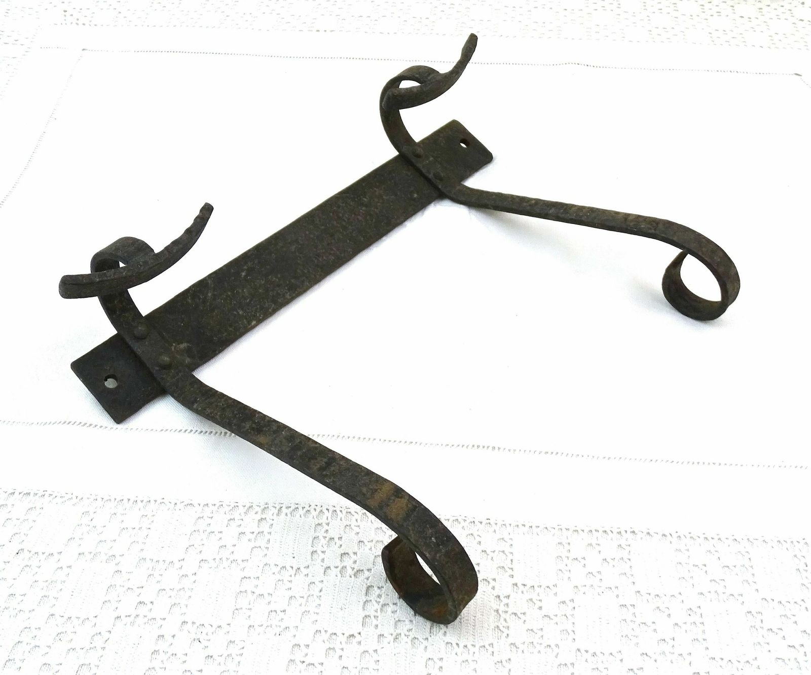 Vintage Franse Gesmeed Metalen Kapstok Voor Wandmontage Met 2 Haken En Gestructureerd Oppervlak, Retro Kledingopberger Uit Frankrijk, Smeedwerk photo furniture